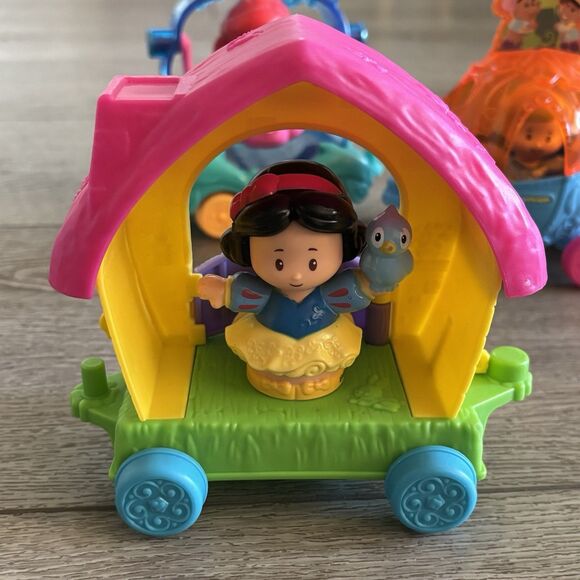 Fisher Price Little People 4 Disney Parade Floats And 8 Disney Figures - Picture 3 of 11